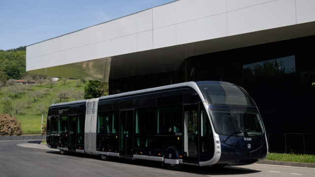 Párizsban mutatkozott be az Irizar megújult BRT-villanybusza