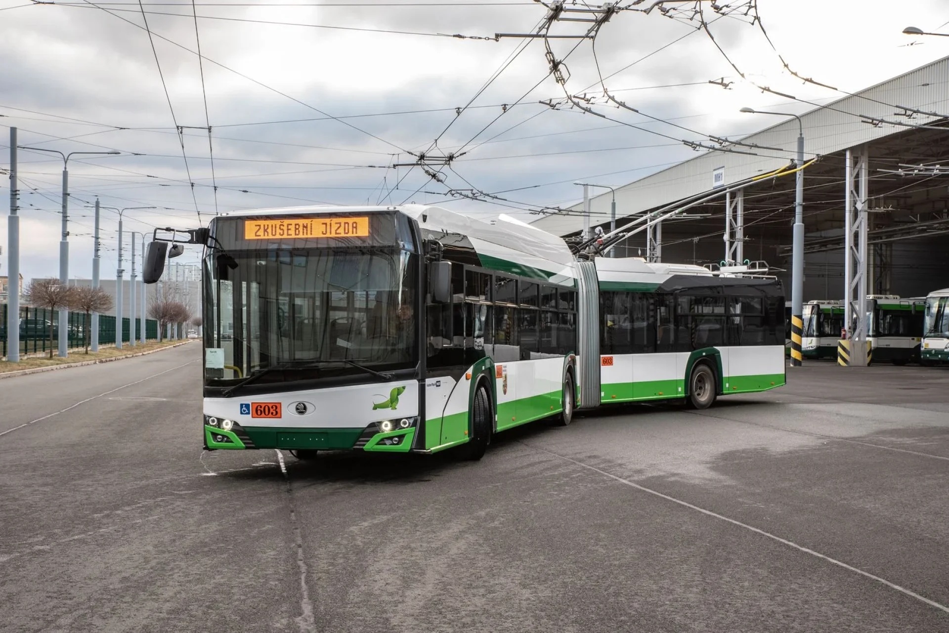 Újabb 34 darab Solaris karosszériás Škoda önjáró trolibuszt vásárol Plzeň 3 Trolejbus S koda 27Tr pr ed trolejbusovou halou fullhd. w1920 h0 p0 q85 F S1 c1 cikkbe