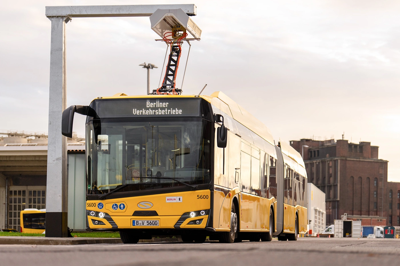 Berlin nagyszabású gyorstöltő-hálózat fejlesztéssel készül újabb 270 Solaris villanybusz fogadására 6 2024 11 25 e gelenkbus oliver lang