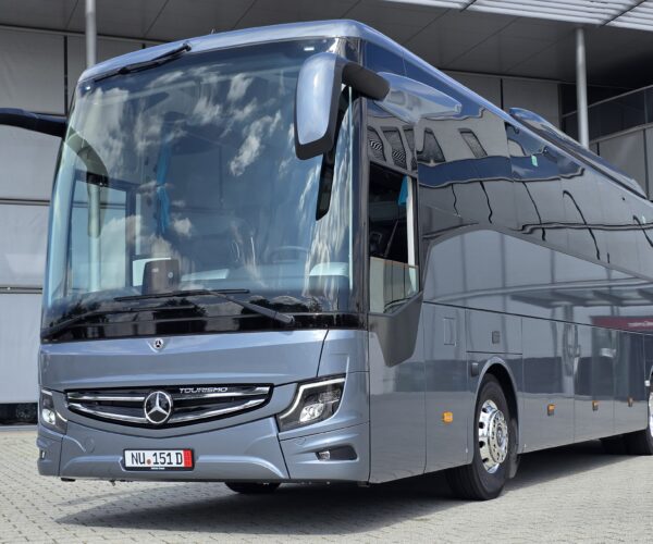 Egy háromtengelyes Mercedes-Benz Tourismo forgalomba állításával kezdődik új korszak a Viatoribusnál