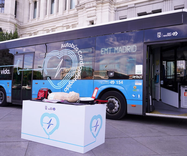 Defibrillátorokkal szereli fel autóbuszait az EMT Madrid