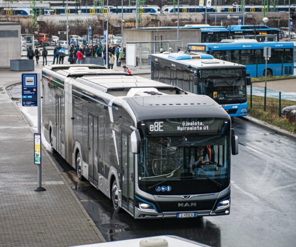 Több száz új elektromos busz beszerzését készíti elő a BKK és a BKV