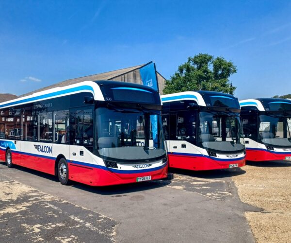 Átvette vadonatúj Alexander Dennis Enviro200EV villanybuszait a Falcon Buses