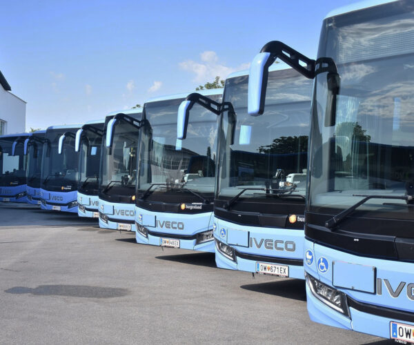 Harminchat új Iveco Crossway Low Entry helyközi autóbuszt vett át Felsőőrben a Dr. Richard