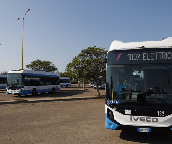 Negyvenhét új Iveco E-Way érkezésével elérte a 70%-ot a villanybuszok aránya Cagliariban