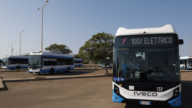 Negyvenhét új Iveco E-Way érkezésével elérte a 70%-ot a villanybuszok aránya Cagliariban