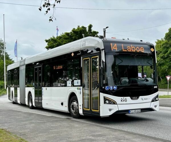 Félúton a teljes villamosítás felé: forgalomba állt a KVG 100. elektromos autóbusza