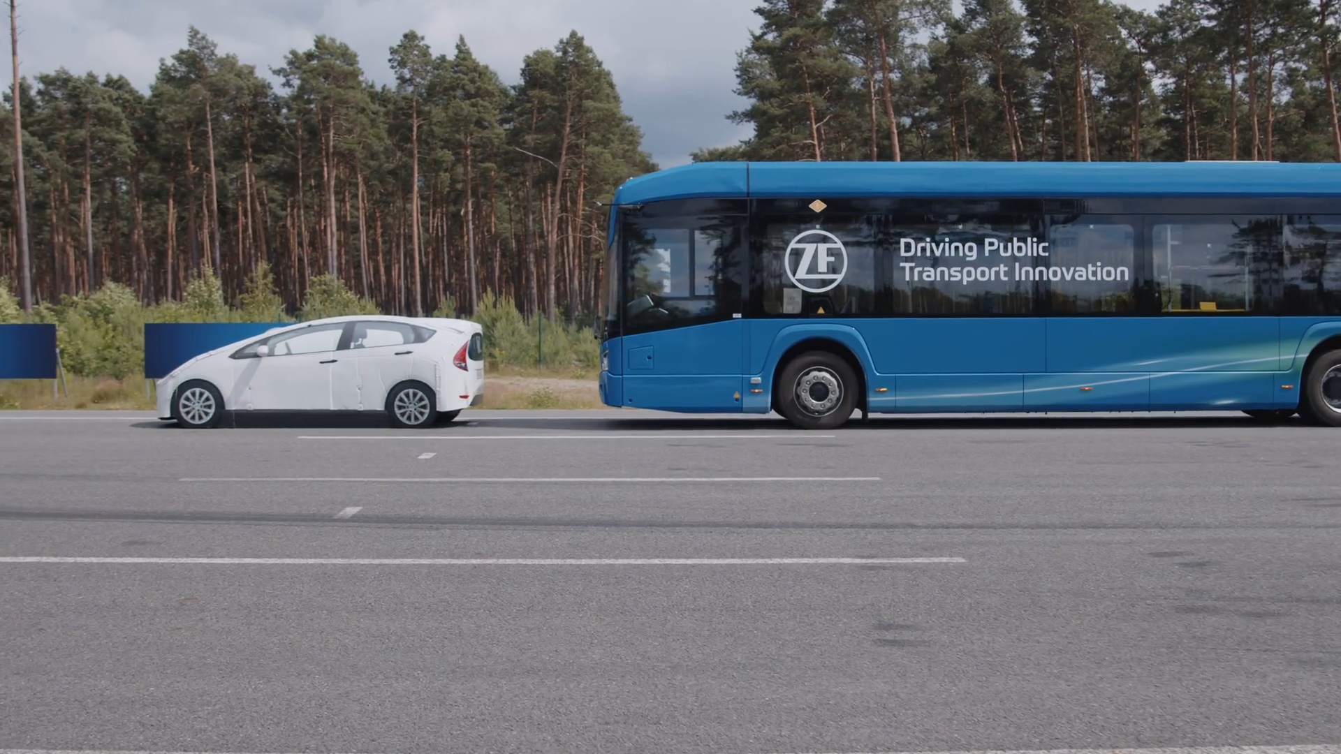 Intelligens megállóba állás és Skyhook futómű: új technológiákkal készül az IAA-ra a ZF 4 ZF 2026 CV TechDay Pressfootage Bus HD 1080 WEB H264 40004