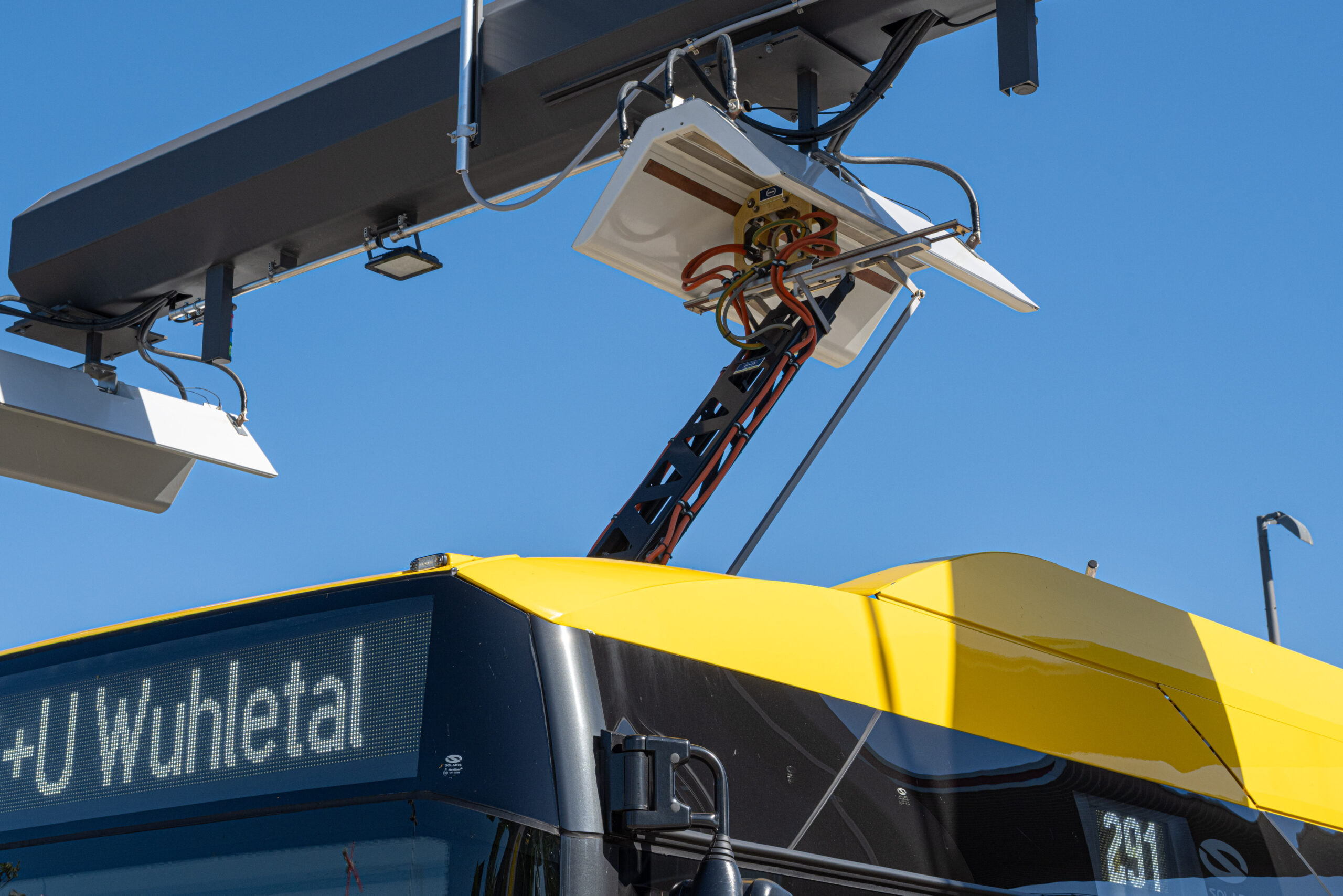 Berlin nagyszabású gyorstöltő-hálózat fejlesztéssel készül újabb 270 Solaris villanybusz fogadására 4 bvg neue power fuer elektrobusflotte ladeinfrastruktur close up scaled