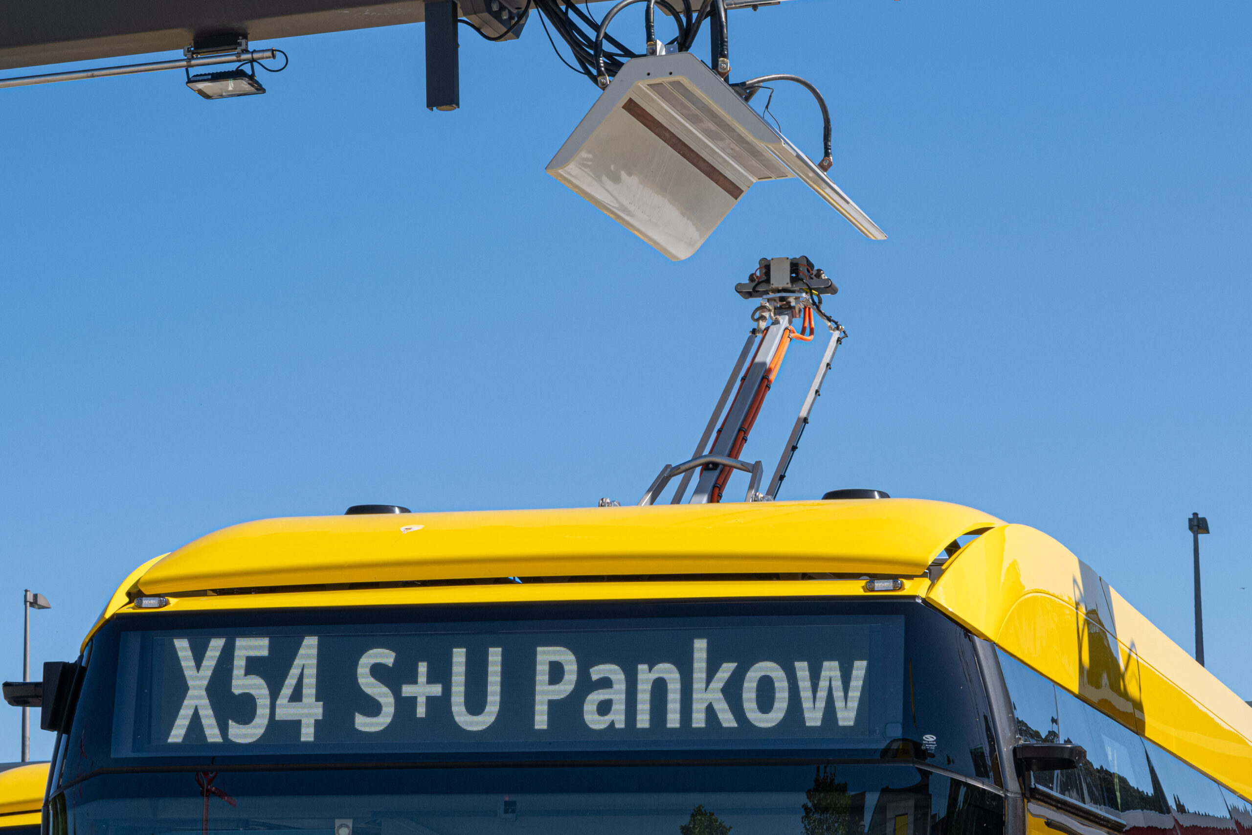 Berlin nagyszabású gyorstöltő-hálózat fejlesztéssel készül újabb 270 Solaris villanybusz fogadására 3 bvg neue power fuer elektrobusflotte ladeinfrastruktur close up ladevorgang scaled