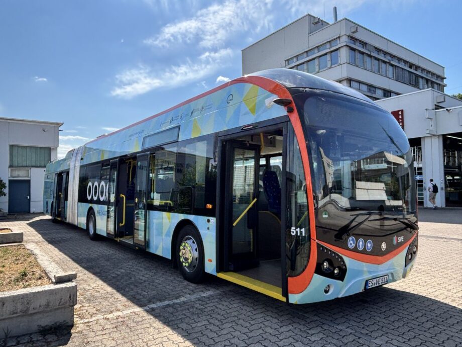 Megérkezett leendő szolgálati helyére Esslingen első két új önjáró Škoda trolibusza 1 koda 33Tr Esslingen event 2 fullhd